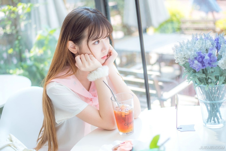 “我……”小乔闻言一颤，茫然的看了吕布一眼，又看了看一眼焦急的姐姐，摸了摸自己的肚子，苦涩的摇摇头：“妾身是夫君的女人，自然不会。”